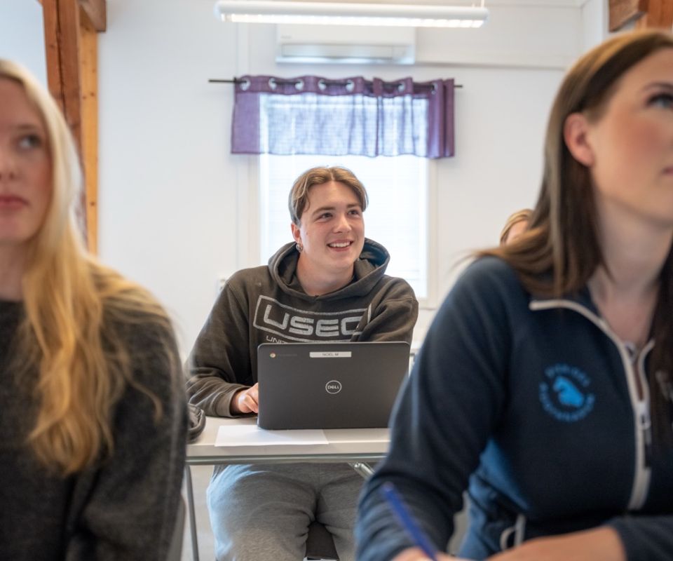 Lärare och elever på en teorilektion i klassrummet