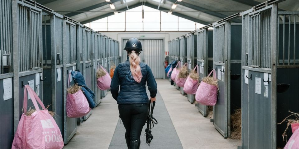 Elev i stallgången på Ridgymnasiet i Varberg