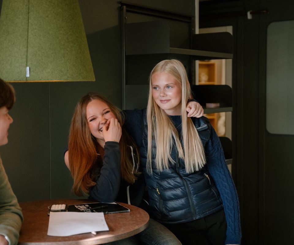 Elever umgås i elevboendet på Ridgymnasiet i Varberg