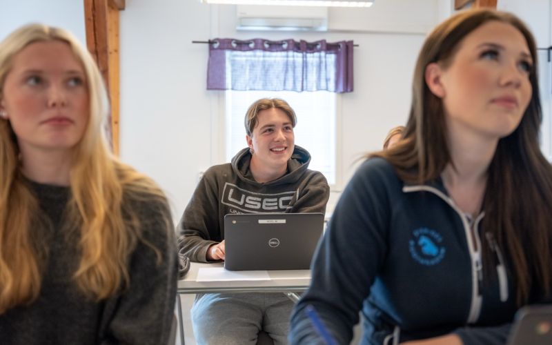 Lärare och elever på en teorilektion i klassrummet