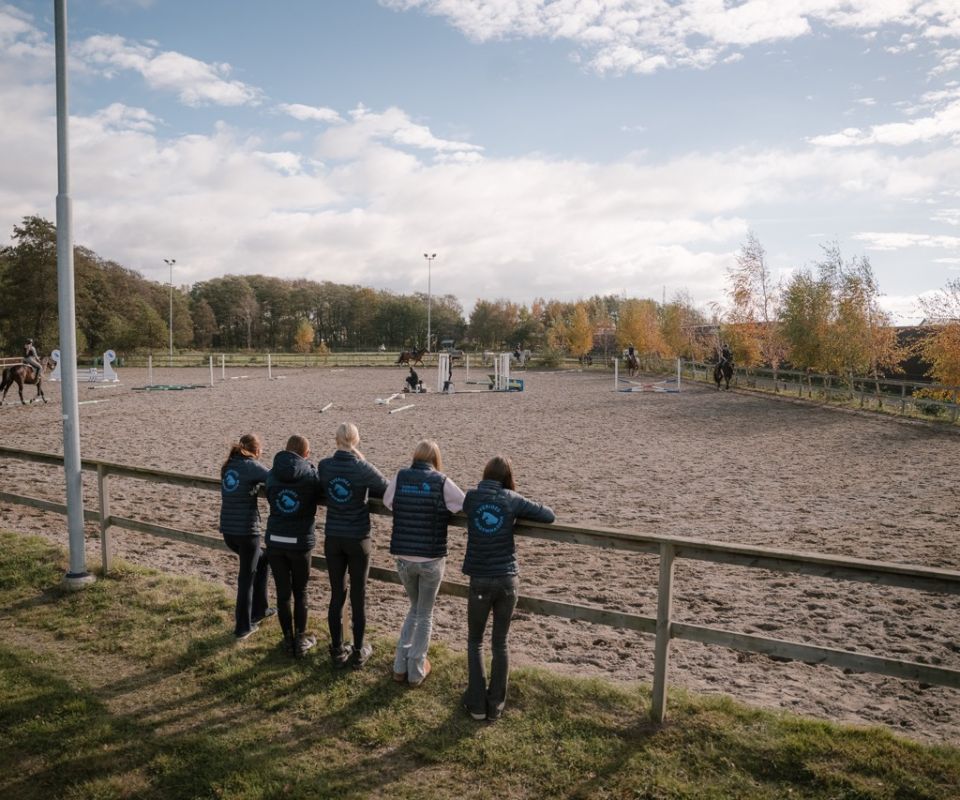 Elever tränar i paddocken på Ridgymnasiet i Varberg